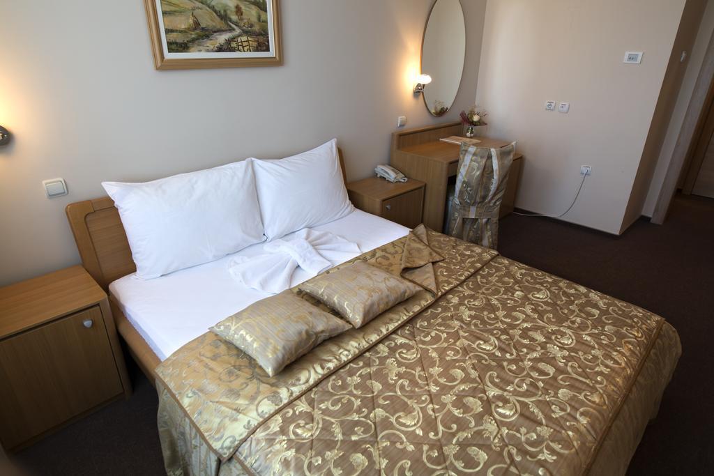 Hotel ครากูเยวัตส์ ภายนอก รูปภาพ