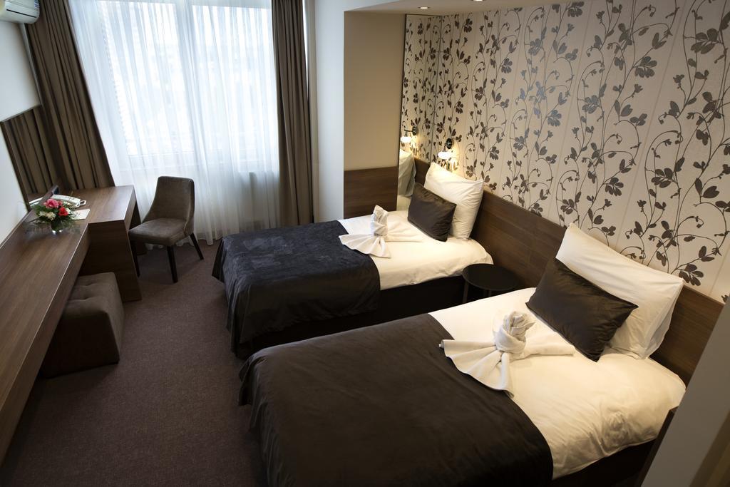 Hotel ครากูเยวัตส์ ภายนอก รูปภาพ