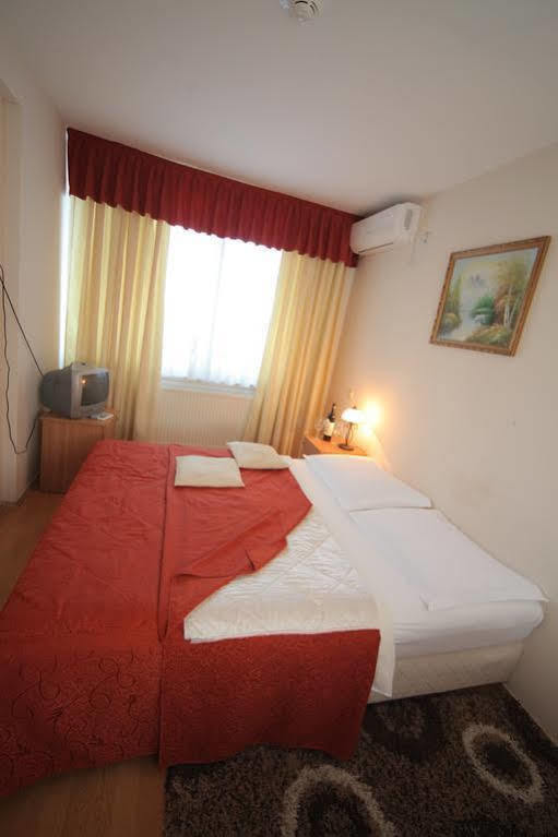 Hotel ครากูเยวัตส์ ภายนอก รูปภาพ